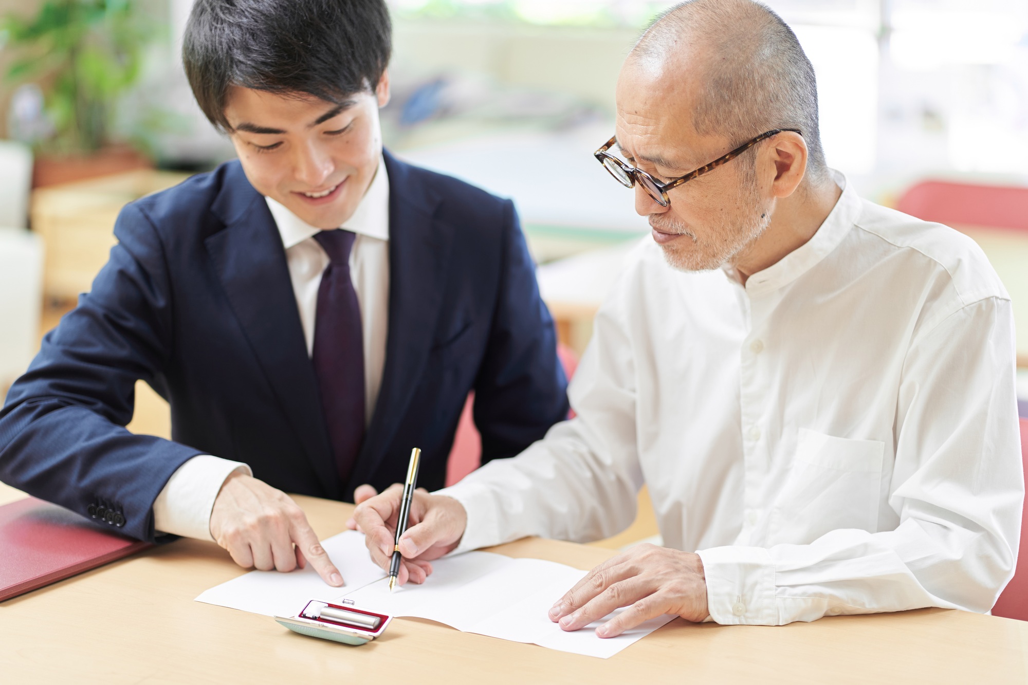 Elderly people who consult with the professionals about inheritance and wills